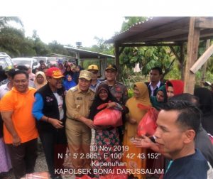 H.Sukiman Salurkan Bantuan bagi Korban banjir di kecamatan Bonai 2
