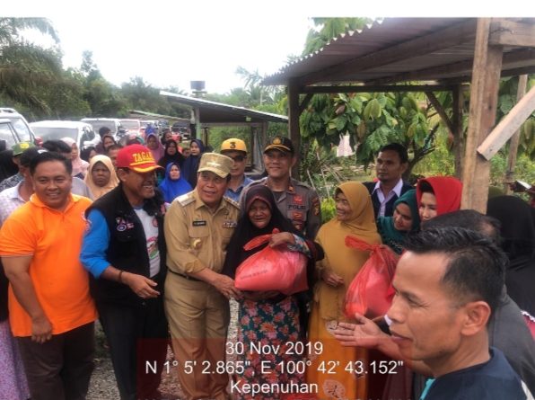 H.Sukiman Salurkan Bantuan bagi Korban banjir di kecamatan Bonai 1