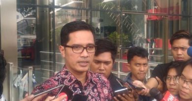 KPK Sita Dokumen Anggaran dan Rekening Koran dari Rumah Amril Mukminin di Pekanbaru 4