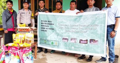 Ketua BKLDK Unilak Zainuddin HS, Salurkan Bantuan Korban Banjir di Rohul 6