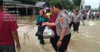 Personil Polri dari Polsek Kabun Bantu Korban Luapan Air Sungai Cawan dan Bomban 6