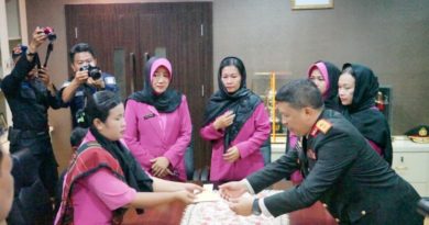 Kapolda Riau Pimpin Upacara Pemakaman Bripka (Anumerta) Hendra Saut Parulian Sibarani 5