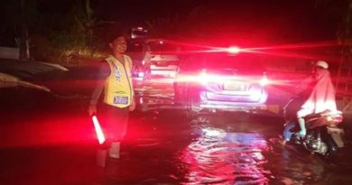 Akibat Banjir Jalan di Riau Putus, Arus Lalin Dialihkan 5
