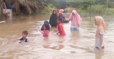 Banjir Landa Tanjung Kudu, Sebagian Warga Mengungsi 6
