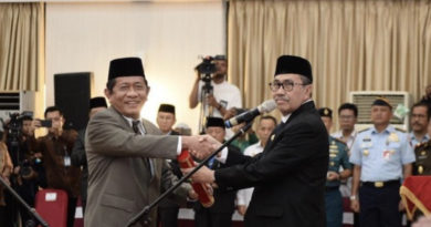 DPR Minta Kemendagri Cek Keluarga Gubernur-Sekda Riau yang Jadi Pejabat 4