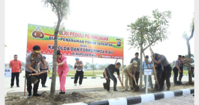 Kapolda Riau Tanam Pohon Serentak di Lingkungan Polda Riau 5