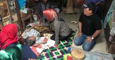 Bupati Rohul Bersama Hj.Peni Herawati Kunjungi Nenek Sinap yang Terbaring Sakit 6