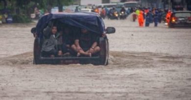 Petugas Damkar Evakuasi Warga Saat Banjir Malam Tahun Baru 5