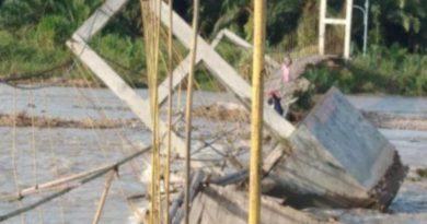 Aksi Menantang Maut Warga Pasca Jembatan Sabahotang Ambruk Dihantam Banjir 6