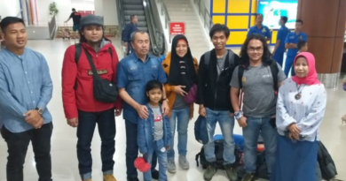 Gubernur Riau Sambut Kedatangan Mahasiwa Riau Asal Wuhan 6