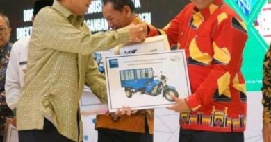 Bupati Siak Menerima Sertifikat SNI Pasar Rakyat Belantik Raya Kecamatan Siak 5