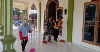 Polsek Rambah Hilir Bersama TNI, Lakukan Kerja Bakti Bersih Untuk Sehat 5