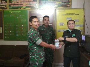 Unilak Bagikan Hand Sanitizer Kepada Masyarakat, TNI dan Polri 2