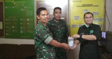 Unilak Bagikan Hand Sanitizer Kepada Masyarakat, TNI dan Polri 5