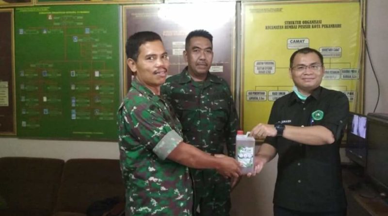 Unilak Bagikan Hand Sanitizer Kepada Masyarakat, TNI dan Polri 1