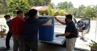 Penyerahan 100 Liter Alkohol Oleh Polda Riau Kepada FKIP Unilak Untuk Memproduksi Hand Sanitizer 4