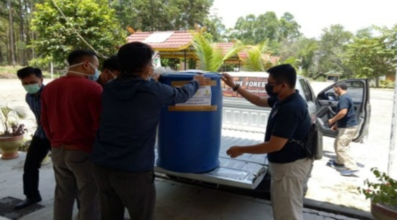 Penyerahan 100 Liter Alkohol Oleh Polda Riau Kepada FKIP Unilak Untuk Memproduksi Hand Sanitizer 1