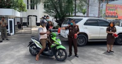 Kepala Kejaksaan Negeri Rohil Bagikan 2.000 Masker Langsung ke Warga Kota Bagansiapiapi 4