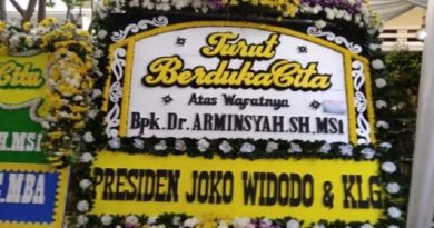 Karangan Bunga Dukacita Penuhi Rumah Wakil Jaksa Agung, Salah Satunya dari Jokowi 5