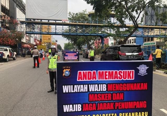 Jelang PSBB, Polresta Pekanbaru Lakukan Pemeriksaan di Jalan Raya 1