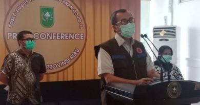 Gubernur Riau Syamsuar saat konfrensi pers tentang update kasus Covid-19 5