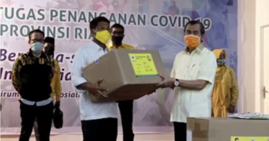DPD I Golkar Diwakili Indra Gunawan Eet Serahkan  APD Kepada Pemprov Riau 4