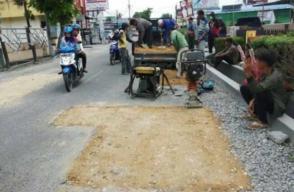 Perbaiki Jalan Rusak, Dinas PUPR Pekanbaru Mulai Tambal Sulam Sejumlah Ruas Jalan 1