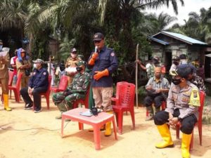 Bupati Rohil Suyatno Serahkan 105 Paket Sembako ke Warga Korban Banjir di Kepenghuluan Jumrah 2