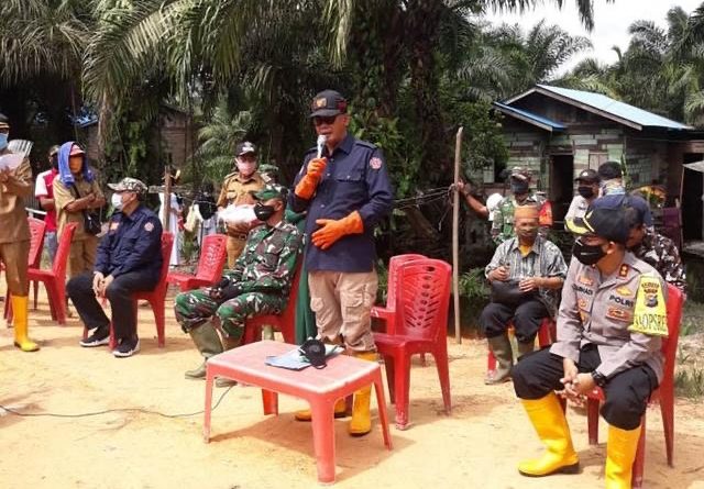 Bupati Rohil Suyatno Serahkan 105 Paket Sembako ke Warga Korban Banjir di Kepenghuluan Jumrah 1
