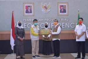 Syamsuar Serahkan Bantuan Corona Senilai 54,6 Miliar Untuk Seluruh Kabupaten dan Kota Se Riau 2