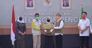 Syamsuar Serahkan Bantuan Corona Senilai 54,6 Miliar Untuk Seluruh Kabupaten dan Kota Se Riau 4
