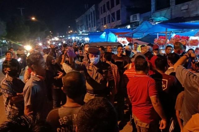 Senin Malam, Ratusan Pedagang Pasar di Dumai Turun ke Jalan Tolak Pembatasan Jam Usaha 1