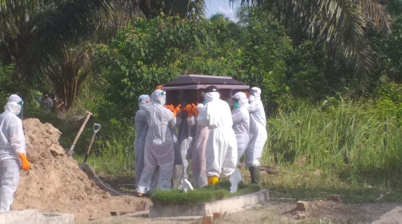 Kapolsek Siak Kecil Pimpin Lansung Upacara Pemakaman Pasien PDP di Desa Sadar Jaya 1
