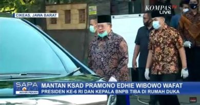 Pejabat dan Politisi Berdatangan Melayat Pramono Edhie Wibowo, SBY Pakai Batik Bermasker 4