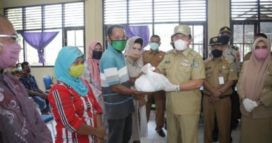 Bupati Rokan Hulu Berikan Bantuan Sembako Terhadap Warga Yang Terdampak Covid 19 di Desa Rambah Hilir 6