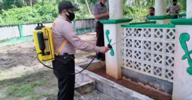 Menyambut HUT Bhayangkara Ke-74 Polsek Bukit Batu Lakukan Disinfektan dan Bersih-Bersih Di Makam Datuk Laksamana 6
