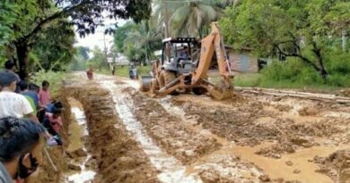 PUPR Riau Turunkan Tiga Alat Berat Perbaiki Jalan Bandur Picak Kampar yang Rusak Berat 4