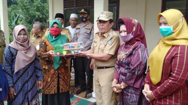 Bupati Rohul Serahkan Bantuan APE Paud Nurul Ikhwan ll dan Sapi Kurban di Sebuah Dusun Dilereng Bukit Simalombu Desa Sialang Jaya 1