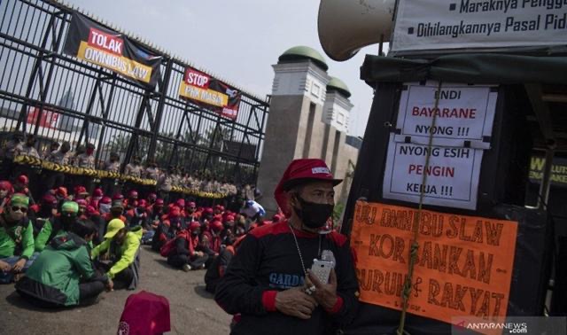 Jokowi Beri Santunan Pegawai Bergaji di Bawah Rp5 Juta, Begini Tanggapan Buruh 1