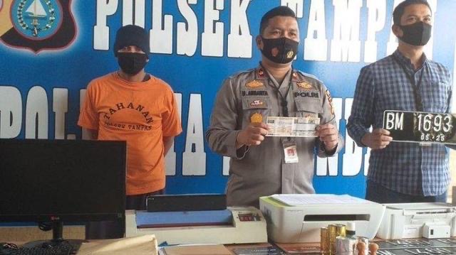 Polisi Ringkus Pelaku Pemalsuan STNK di Pekanbaru Riau, Pemesan Mayoritas Pemilik Kendaraan Bodong 1