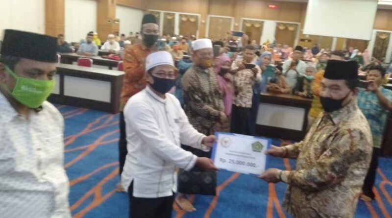 92 Lembaga Pendidikan Islam di Rohul Dapat Bantuan Operasional Kemenag RI Rp1 Miliar, Diserahkan Anggota DPR RI DRS.Achmad 1
