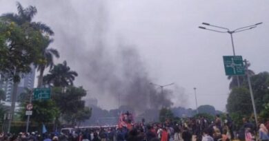 Demo Omnibus Law di Kawasan Patung Kuda Jakarta Ricuh, Pos Polisi Dibakar 6