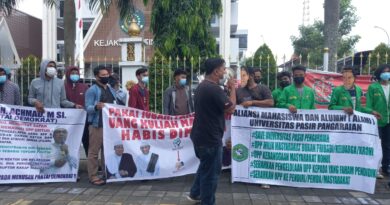 ALAMI UPP Kembali Menggelar Aksi Unjuk Rasa di Halaman Kejaksaan Tinggi Riau 4