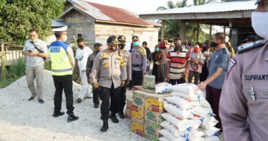 Kapolres Rohul Berikan Sembako Pada Warga Terdampak Banjir di Desa Sontang 5