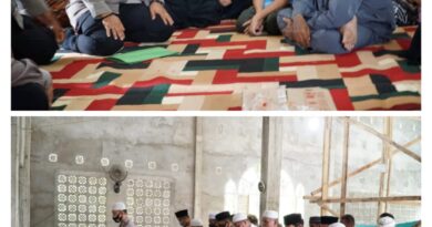 Keluarga besar polres Rohul Berduka,Solatkan Jenazah AIPDA Muslim Lubis Kapolsek Tambusai Bertindak Menjadi Imam 5