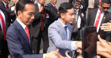 Jokowi-Gibran-Bobby Buat Rekor Baru: Bapak Presiden, Anak dan Menantu Wali Kota 6