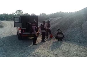 Benda diduga Granat Nenas di Desa Kota Intan Kunto Darussalam Berhasil Di Jinakkan Tim Gegana Polda Riau 2