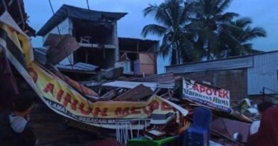 Gempa di Mamuju, Bangunan Rusak dan Sejumlah Warga Terjebak Reruntuhan 5