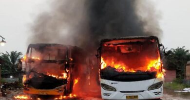 Dua Bus Terbakar di Tampan, Kerugian Mencapai Rp800 Juta 4