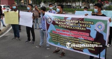 Massa Geruduk Kantor Kejati Riau, Minta Kasus Korupsi di Disdik Riau Diusut Tuntas 4